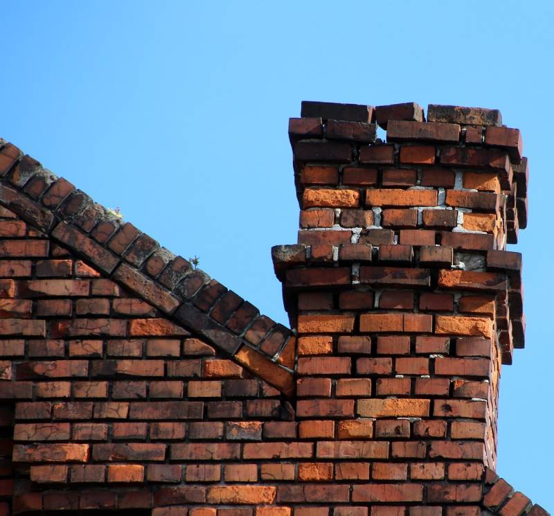Signs Your La Canada Home Needs a Chimney Inspection Damaged chimney on an La Canada home showing cracks and missing mortar